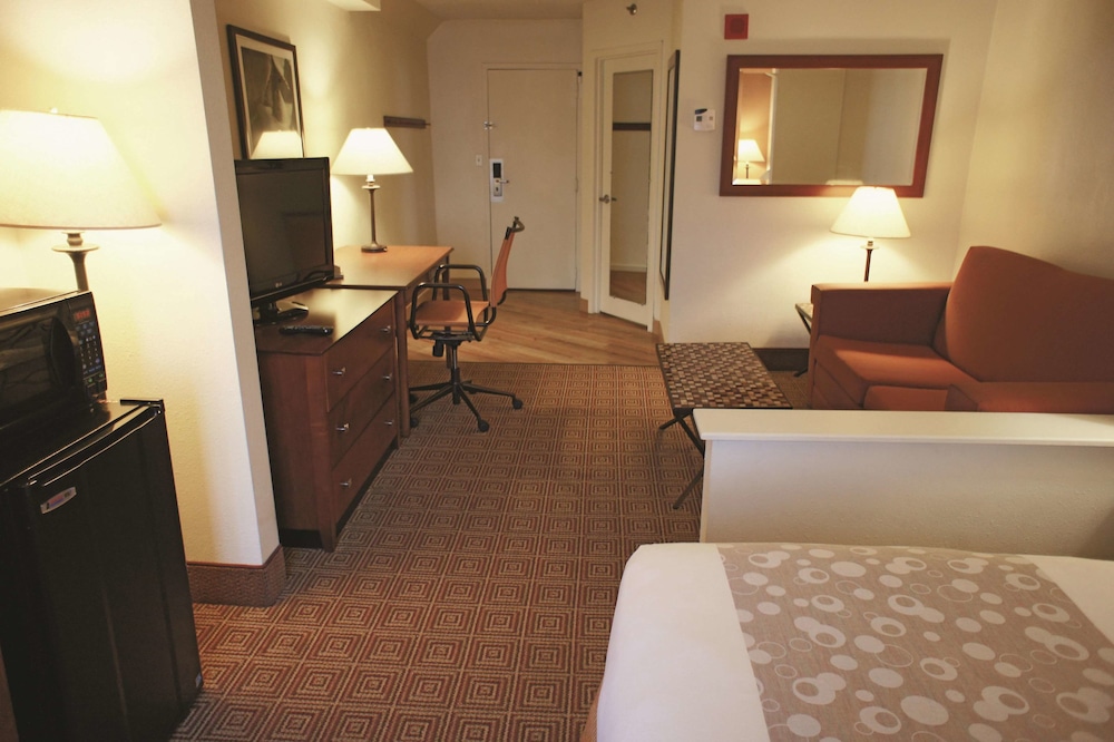 La Quinta Inn & Suites by Wyndham Stamford / New York City 24/59