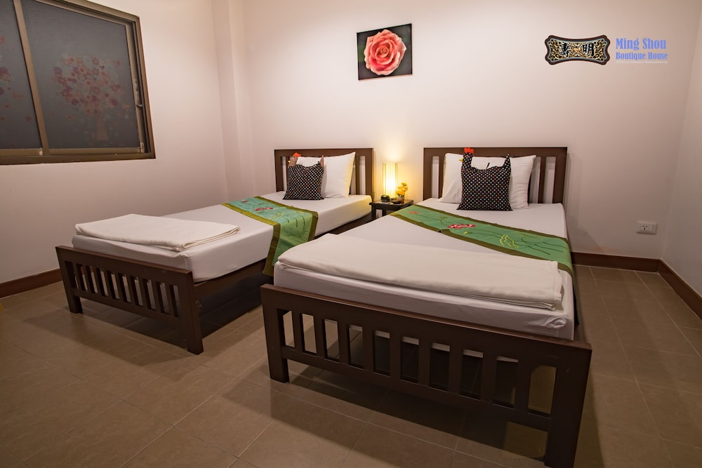 ROOM, TWIN BEDS