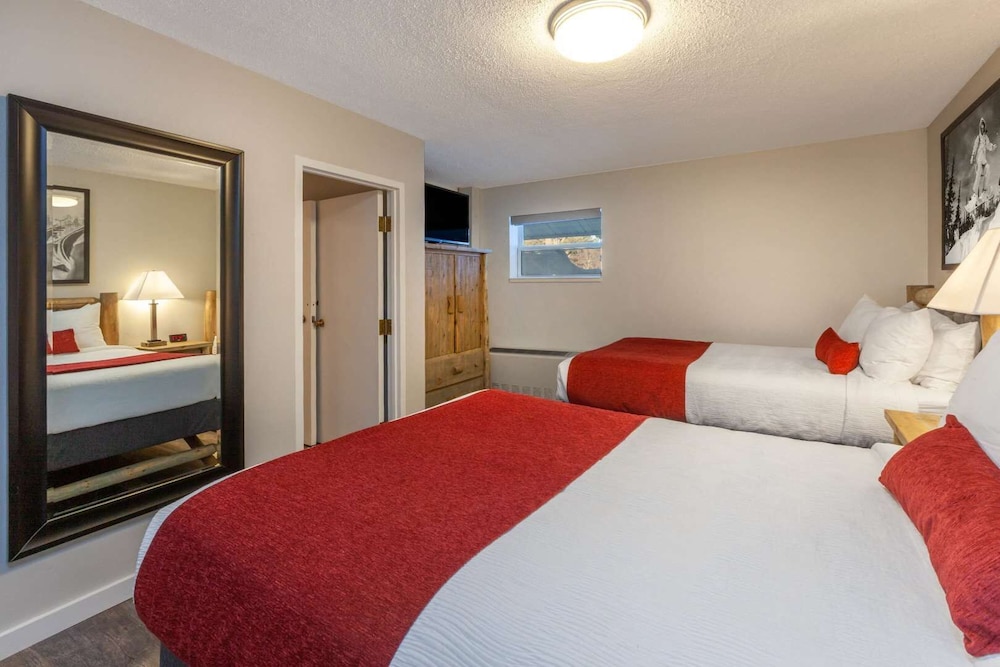 2 Bedrooms, Family Suite, Lodge, 1 King and 2 Double Beds