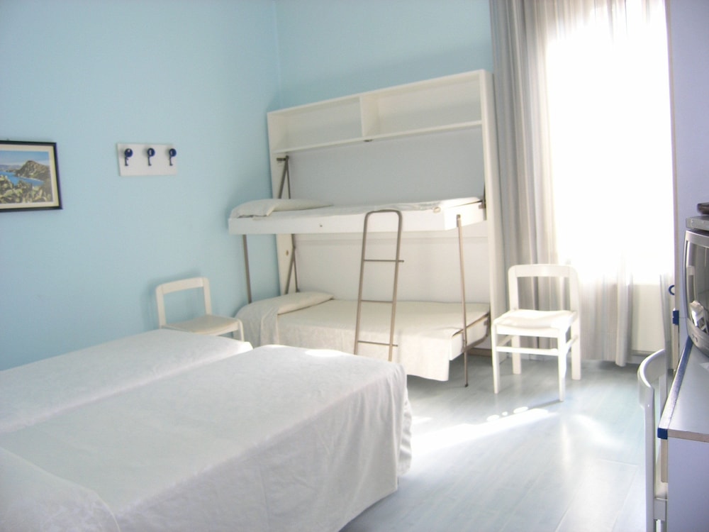 ROOM, QUADRUPLE