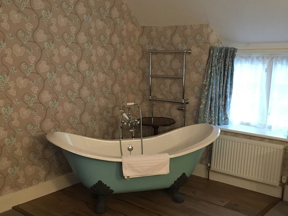 Clare Cottage 16/18