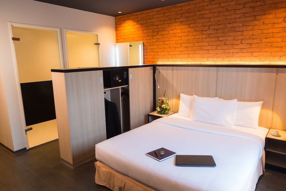 Standard, Queen Bed