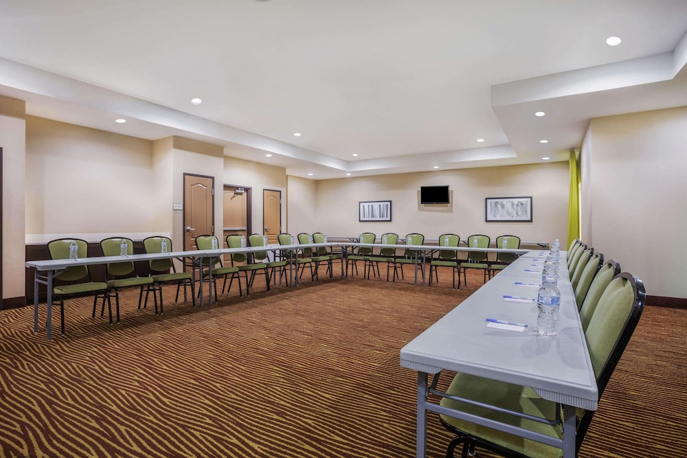 La Quinta Inn Suites Beeville 36/40