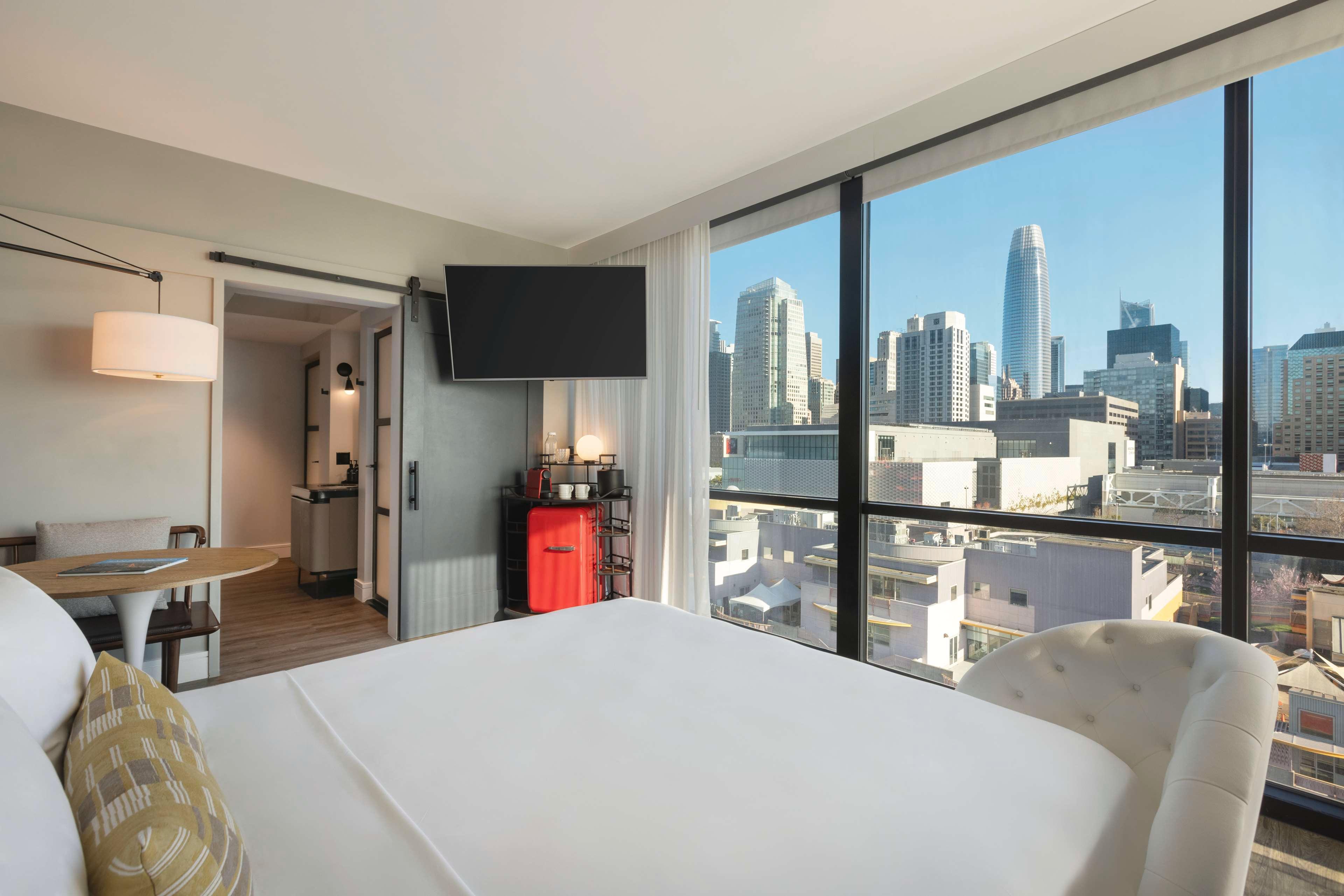 Room, King Bed, Urban View, Corner