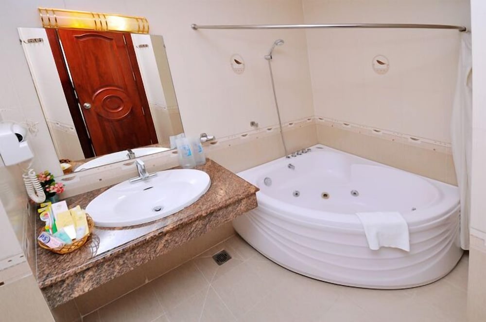 Tan Hoang Long Hotel District 5 28/30