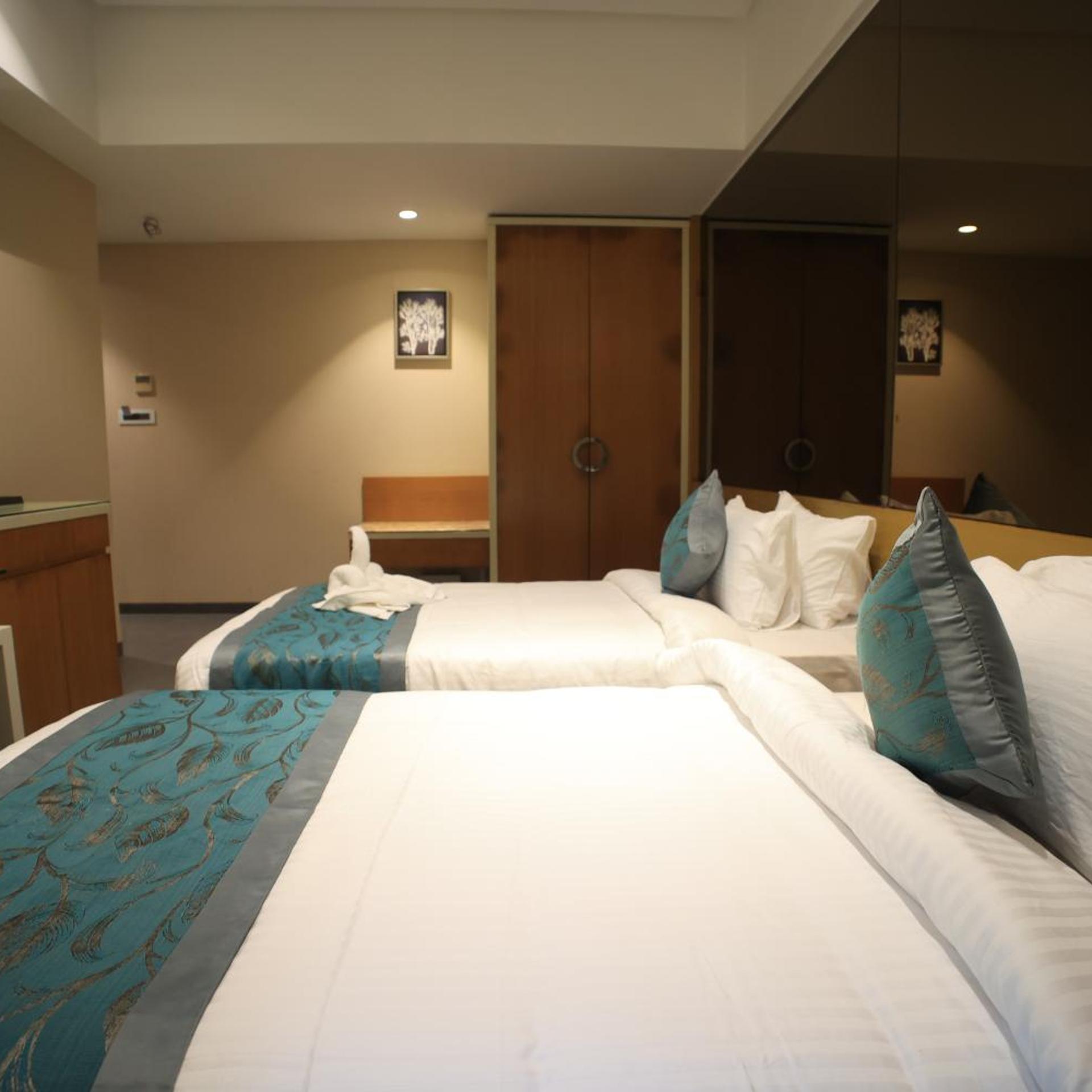 Super, Deluxe, Twin Beds