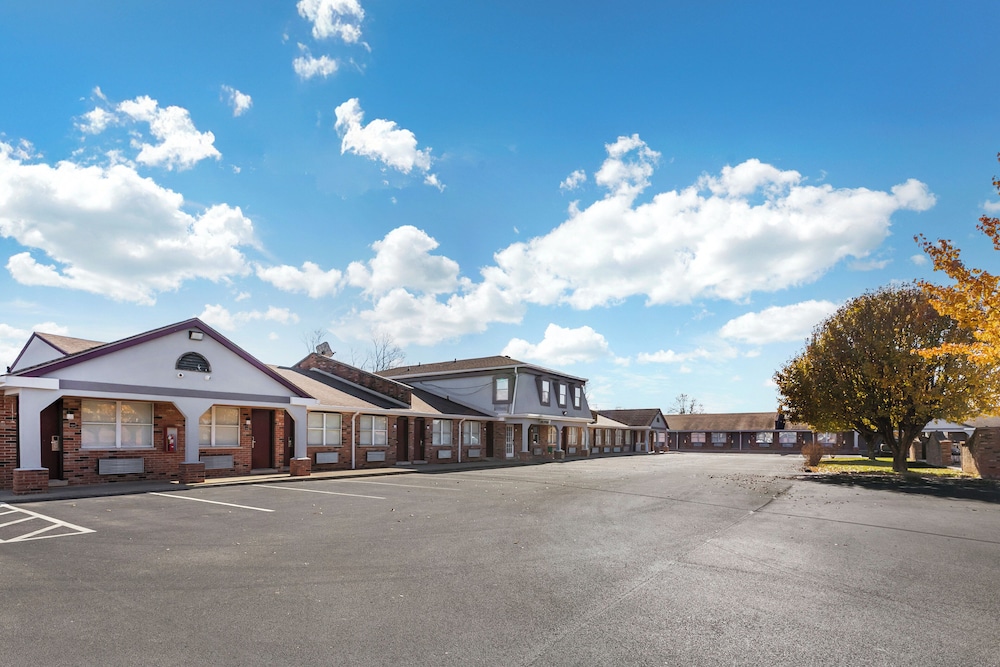 HomeTowne Studios Georgetown - Lexington North 4/49