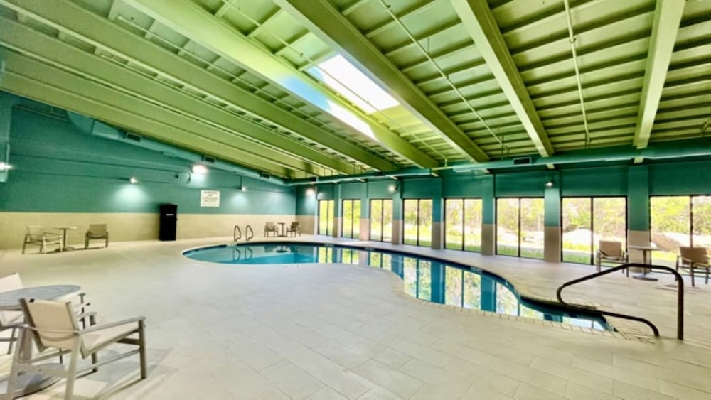 Holiday Inn Express Fall River North 26/44