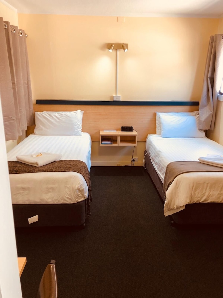 Red Cedar Motel 16/41