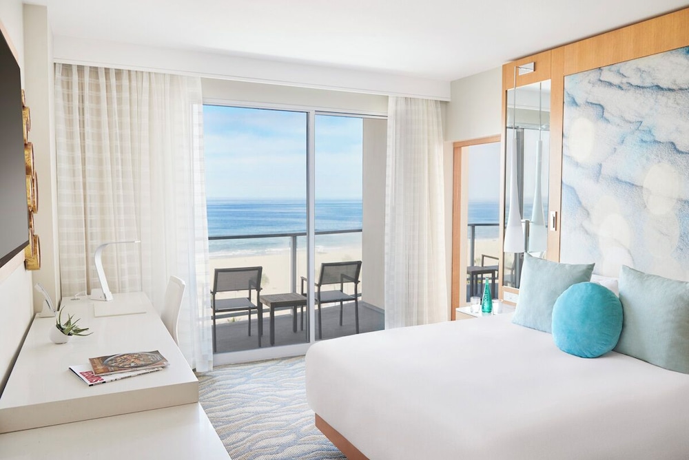 Suite, King Bed, Ocean Front, Sofa