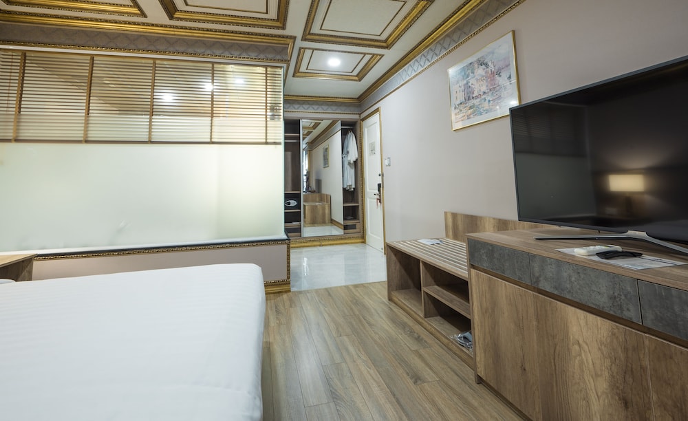 Lotus Saigon Hotel 33/62