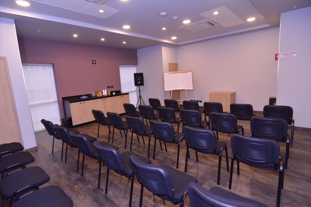 City Express Plus by Marriott Medellin Colombia 30/42