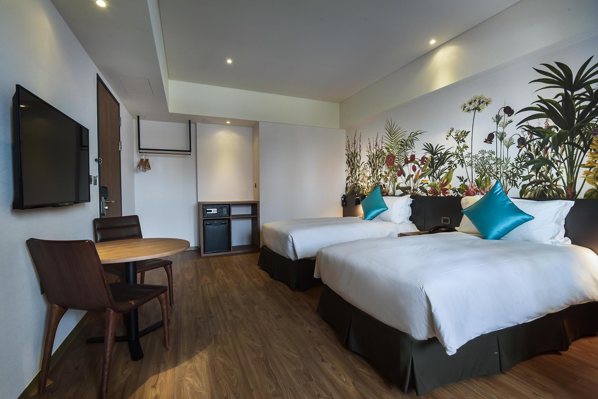 Exquisite, Twin Beds