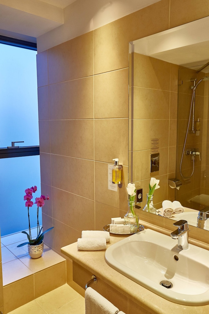 CENTRAL PLAZA HOTEL 47/50