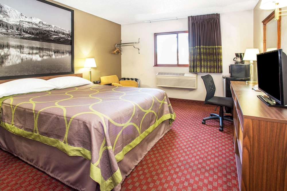 Super 8 by Wyndham Longmont/Del Camino 7/22