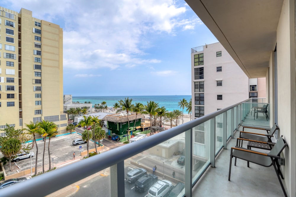CH Luxury Condos & Studios On The Beach 9/50