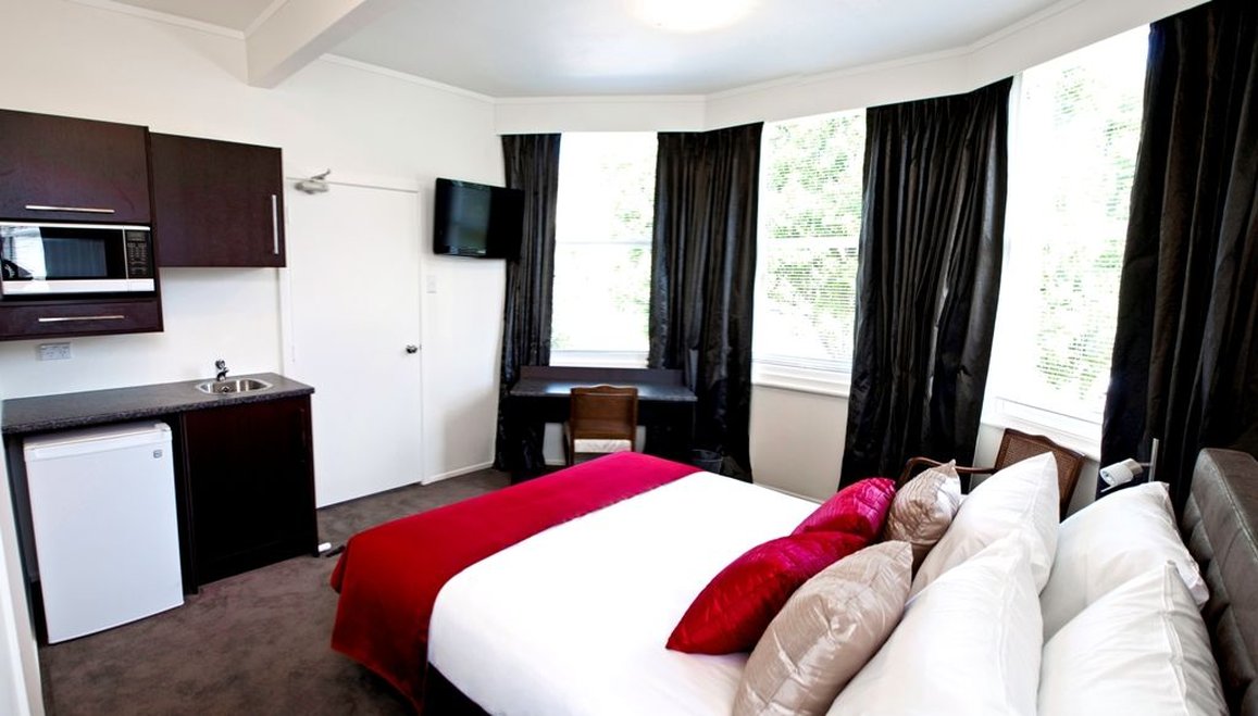 STUDIO, QUEEN BED