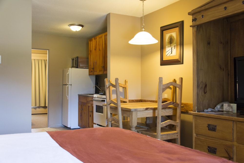 Tonquin Inn Jasper Hotel 30/37