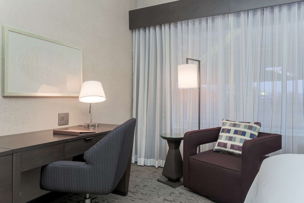 DOUBLETREE BY HILTON EVANSVILLE 48/74