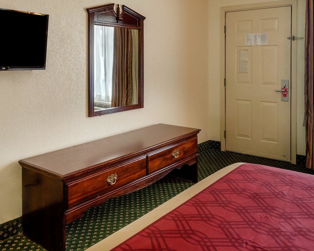 Econo Lodge Inn & Suites Philadelphia MS 66/80