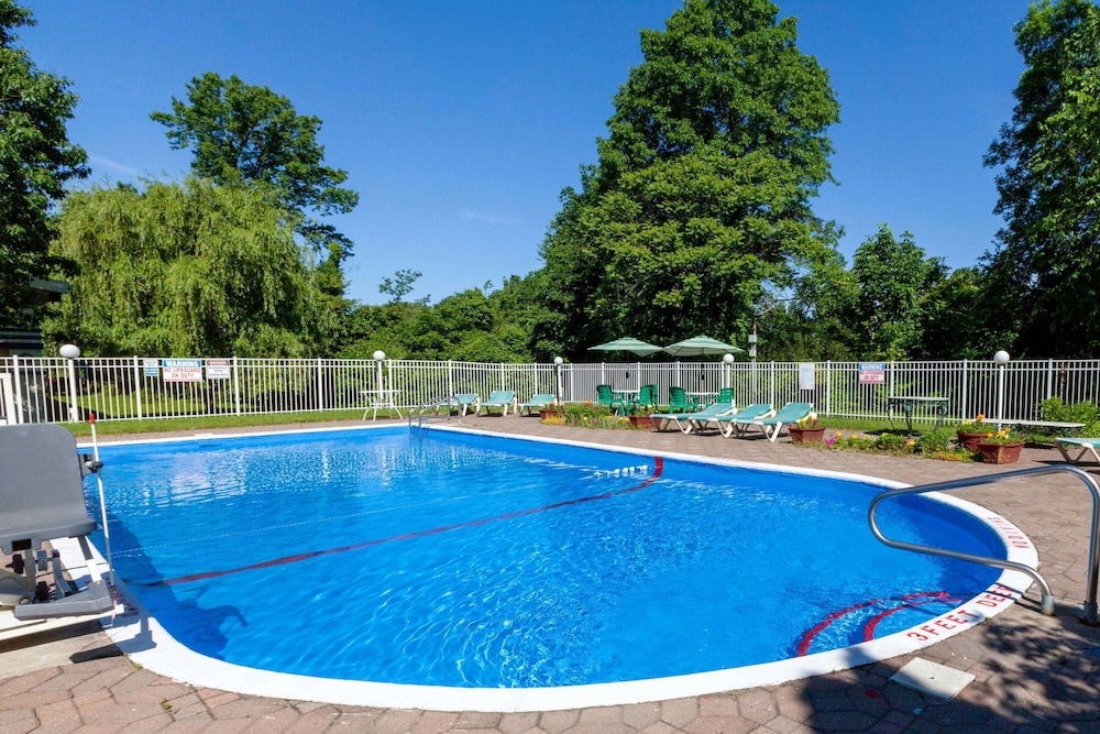 Days Inn by Wyndham Nanuet / Spring Valley 13/17