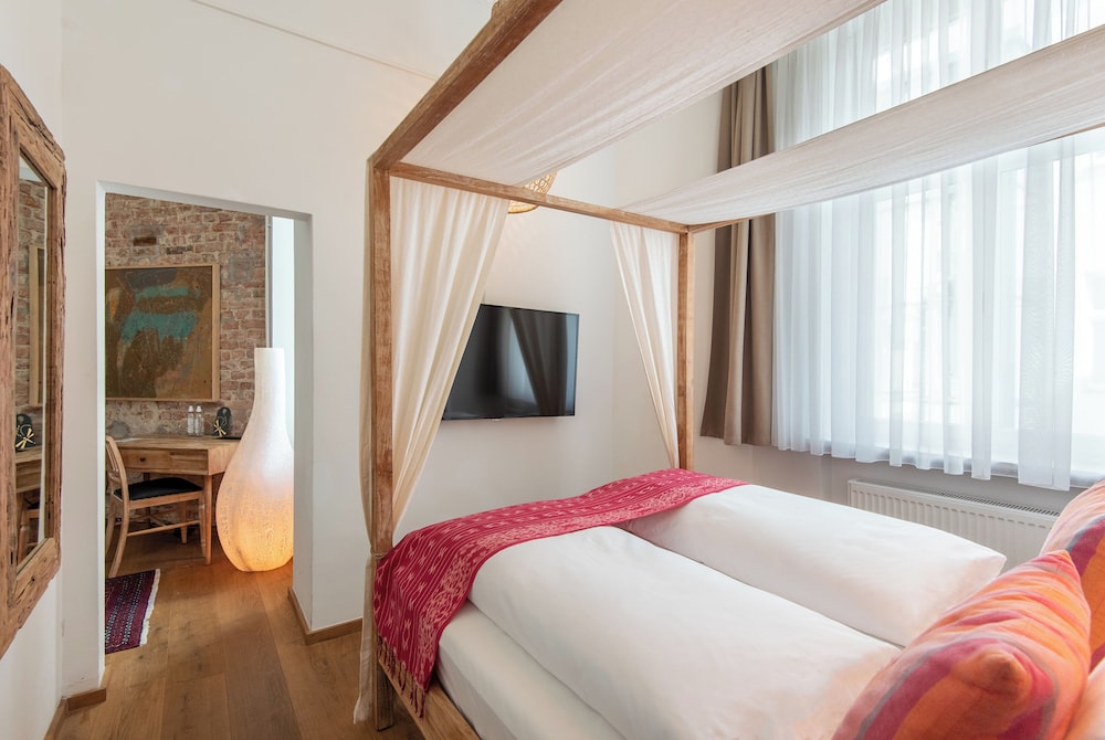 SUPERIOR, QUEEN BED