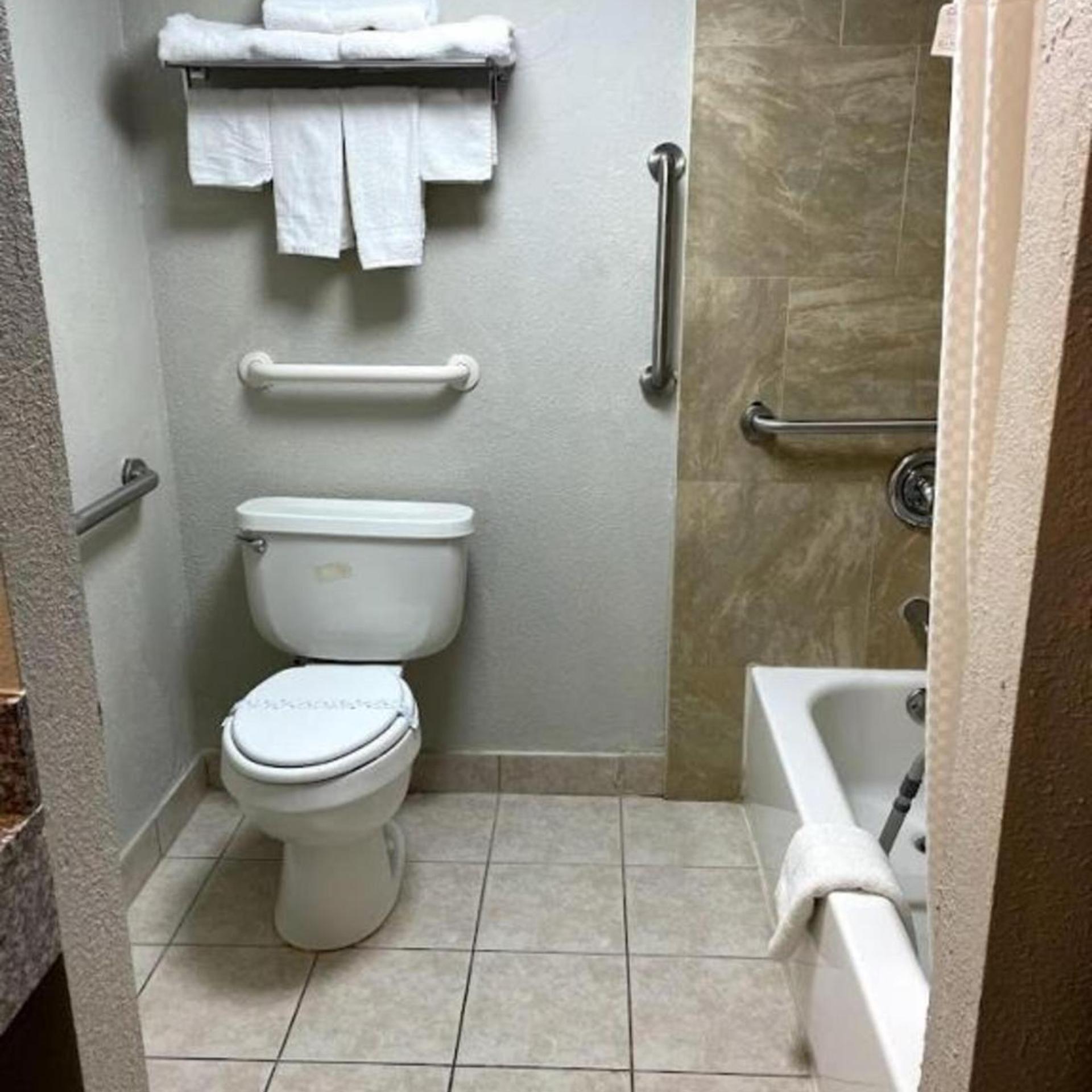 غرفة بسرير كوين لذوي الإعاقة، Hotel Fort Wright Cincinnati Area 5/9