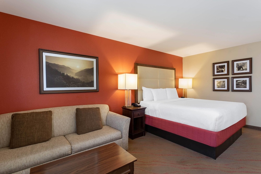 غرفة تنفيذية بسرير كينج، La Quinta Inn Suites Pigeon Forge 3/10