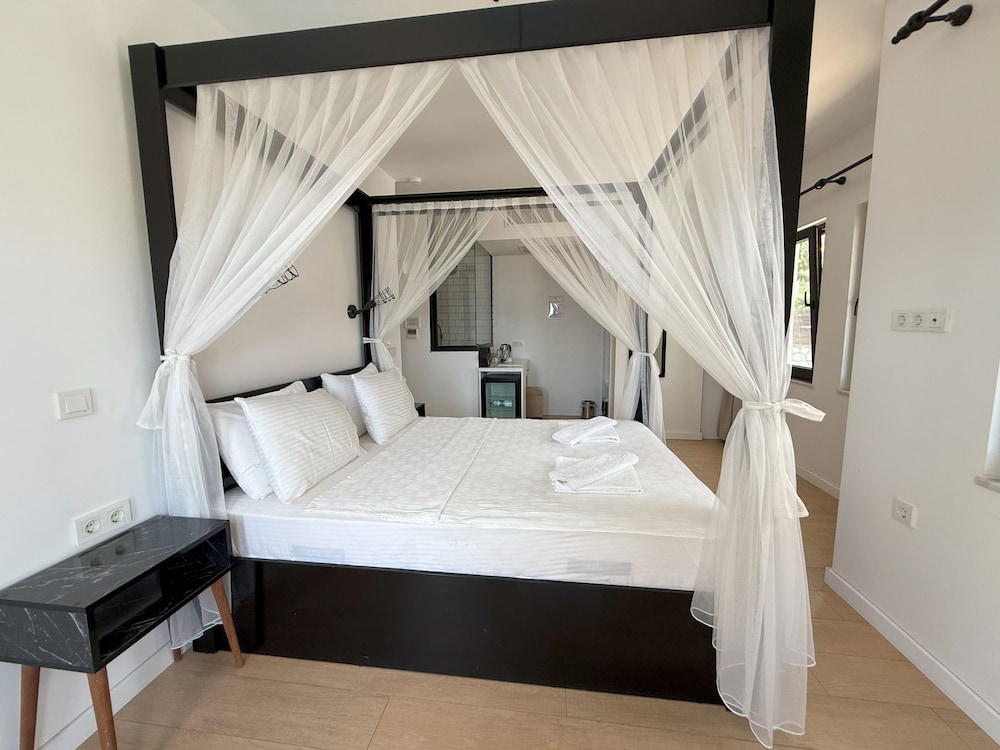 City, Deluxe, Queen Bed, Sea View