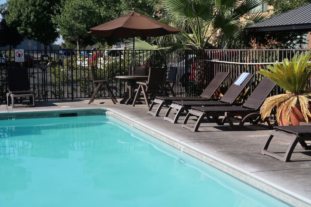 Oxford Suites Chico 3/56