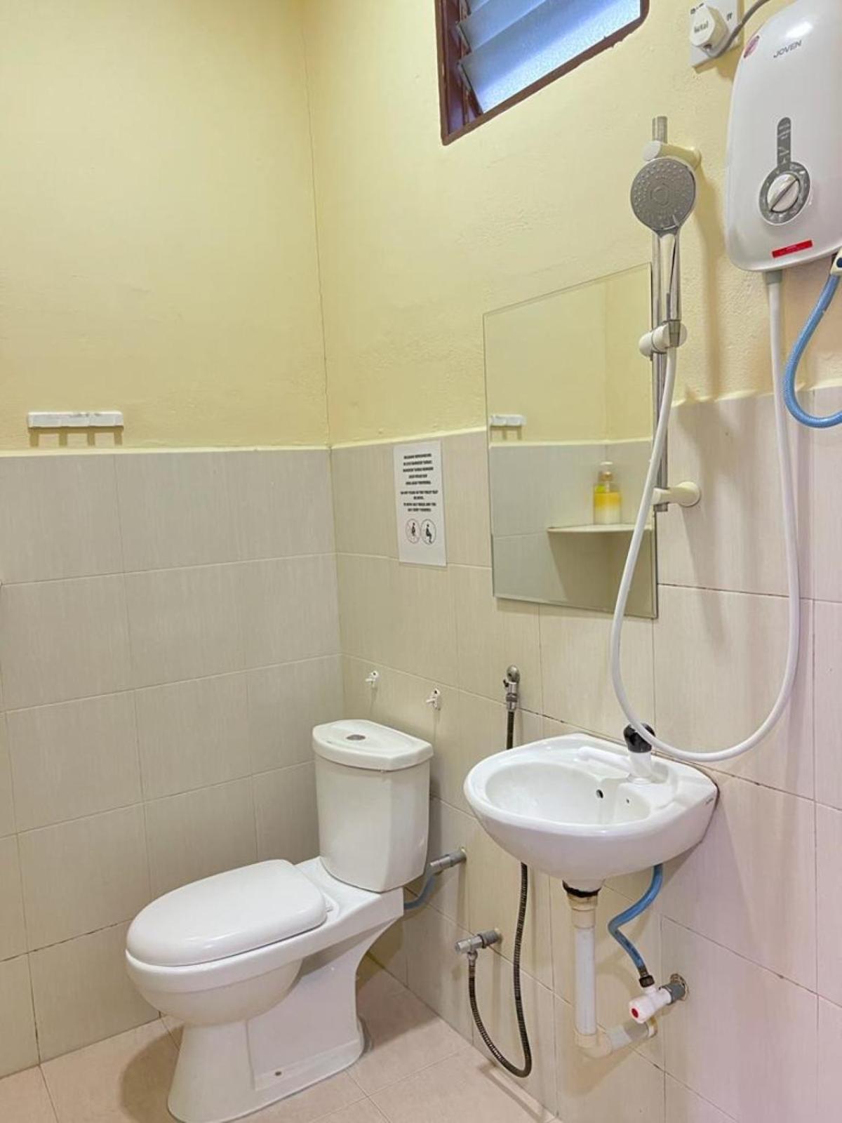 Dhania Motel 39/41