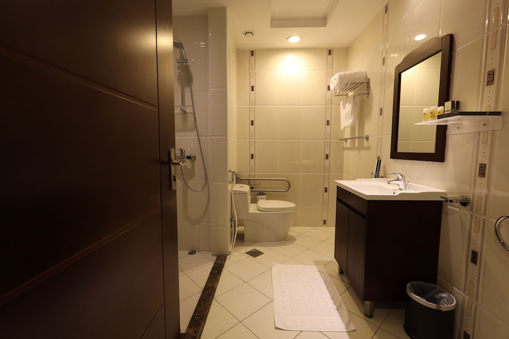 3 Rooms, Suite, 1 Queen and 4 Single Beds، ابراج الريان المكية(Al Rayyan Makiya Towers Hotel) 9/10