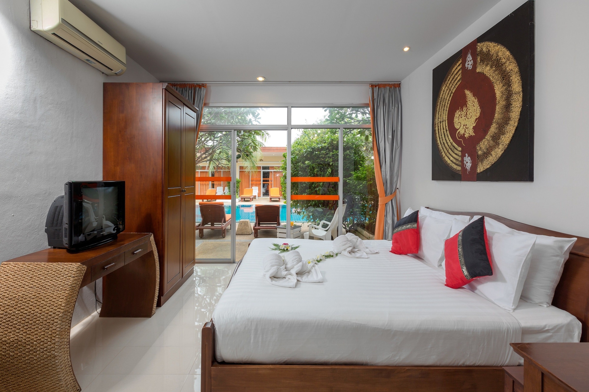1 BEDROOM, POOL ACCESS