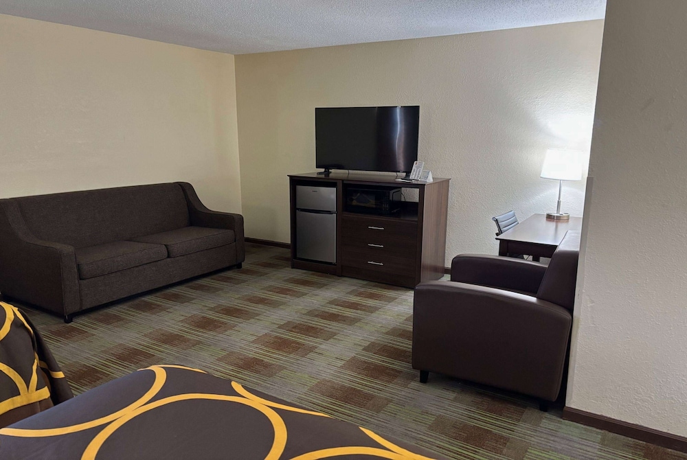 Super 8 by Wyndham Lincoln IL 31/44