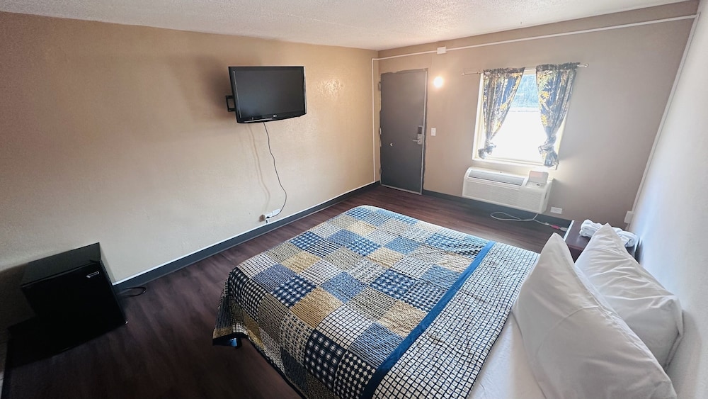 Standard, Queen Bed, Hallmark Inn By OYO Fort Wayne 2/3