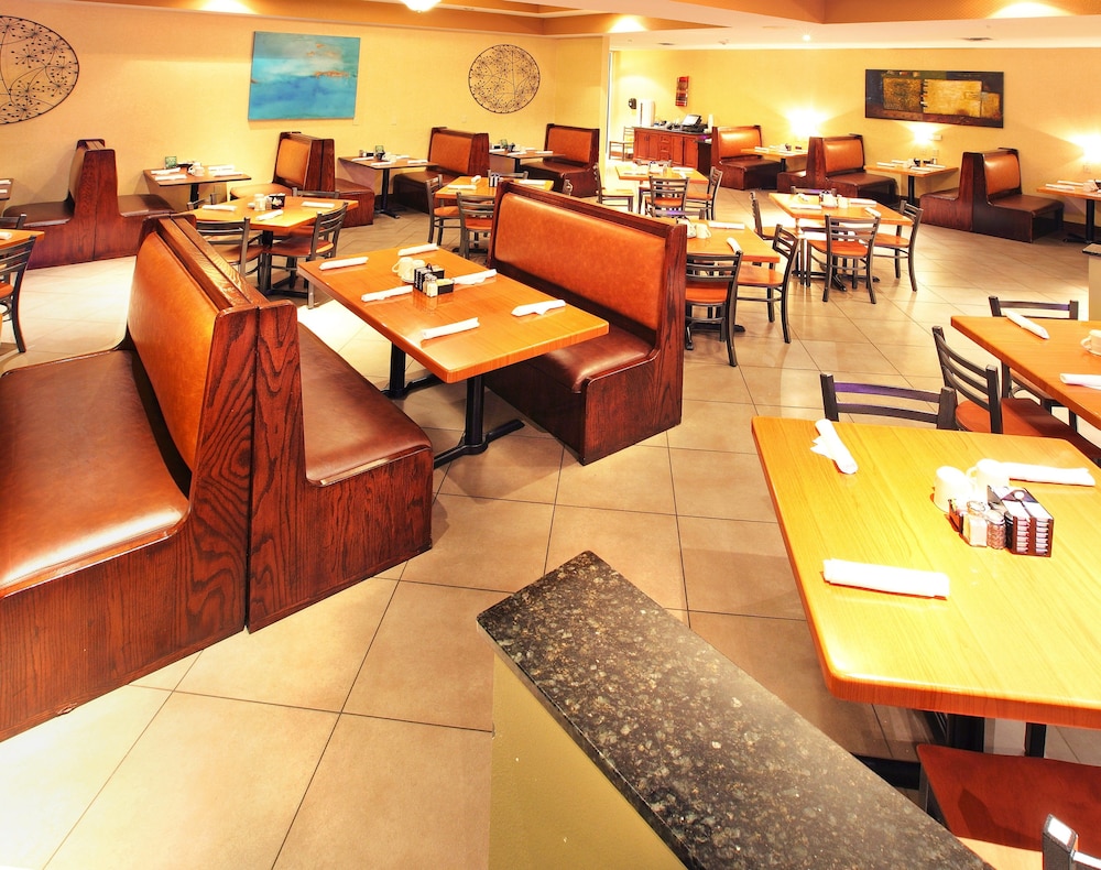 Hyatt House Bentonville / Rogers 37/44