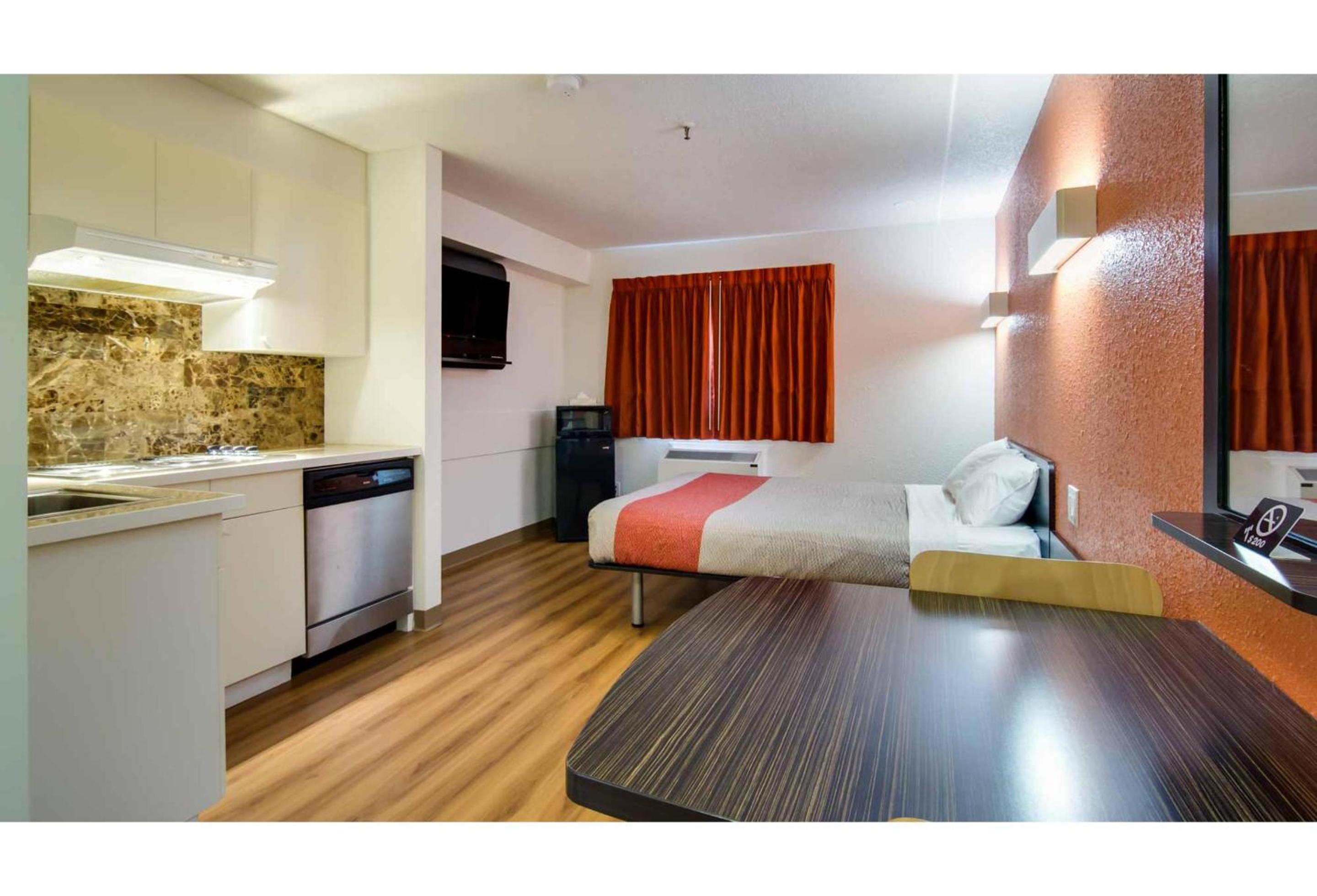 1 Queen Bed - Non-Smoking, Micfridge