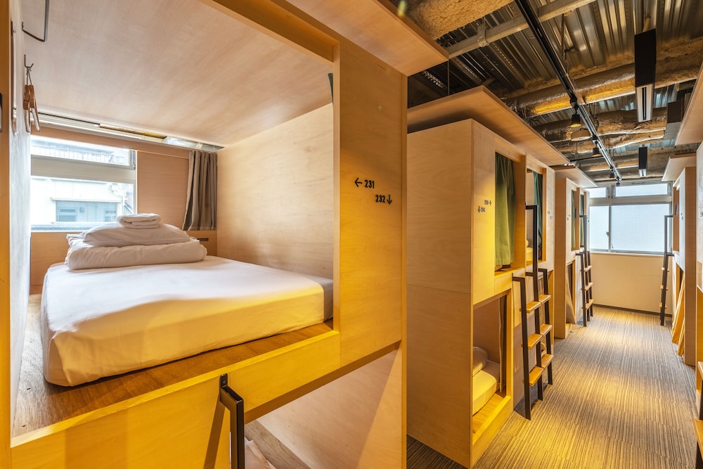 MIXED DORM, SHARED BATHROOM