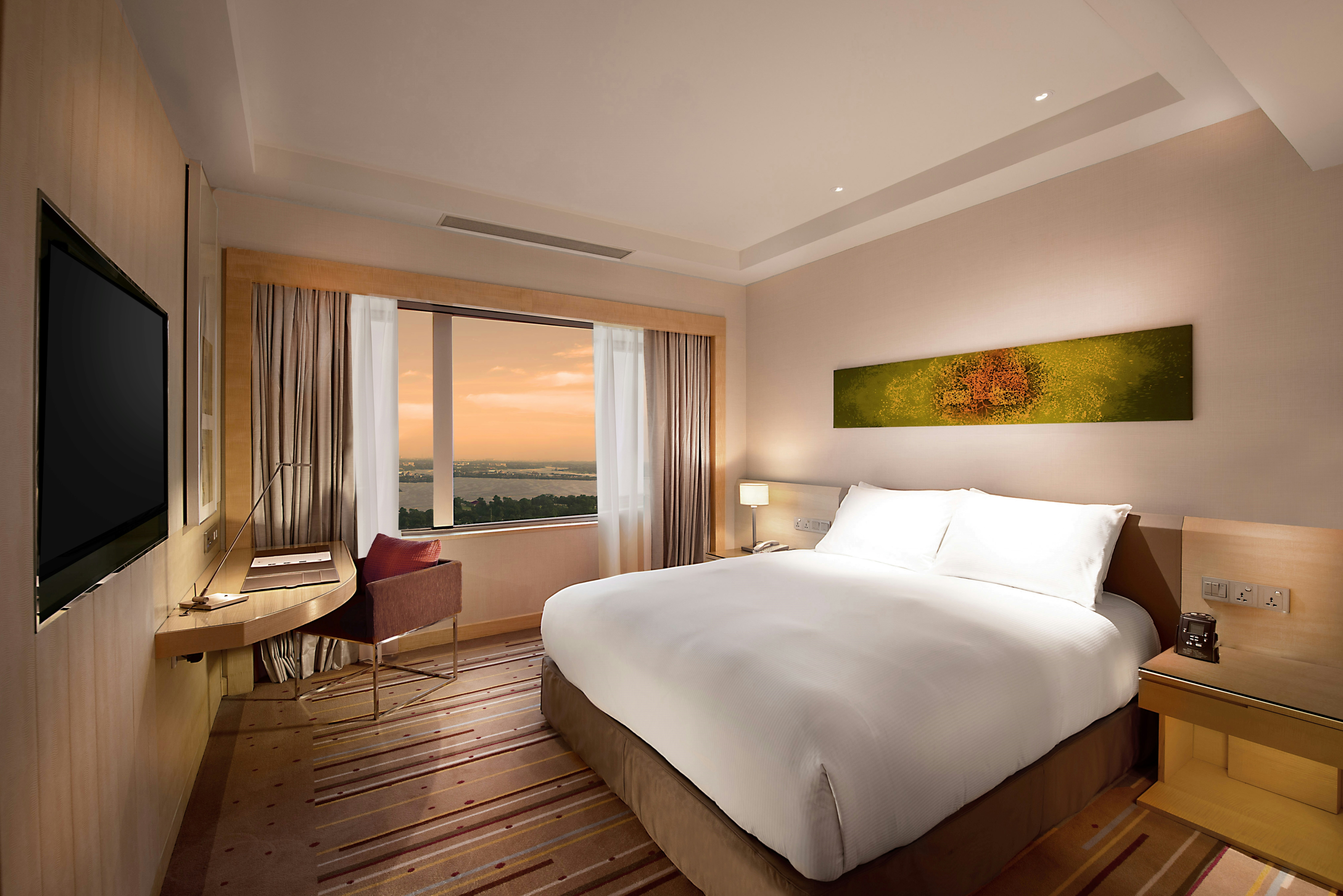 GUEST ROOM, KING BED, ACCESSIBLE