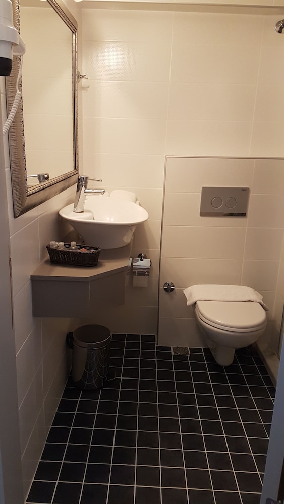 Ileri Hotel & Apartments 47/49