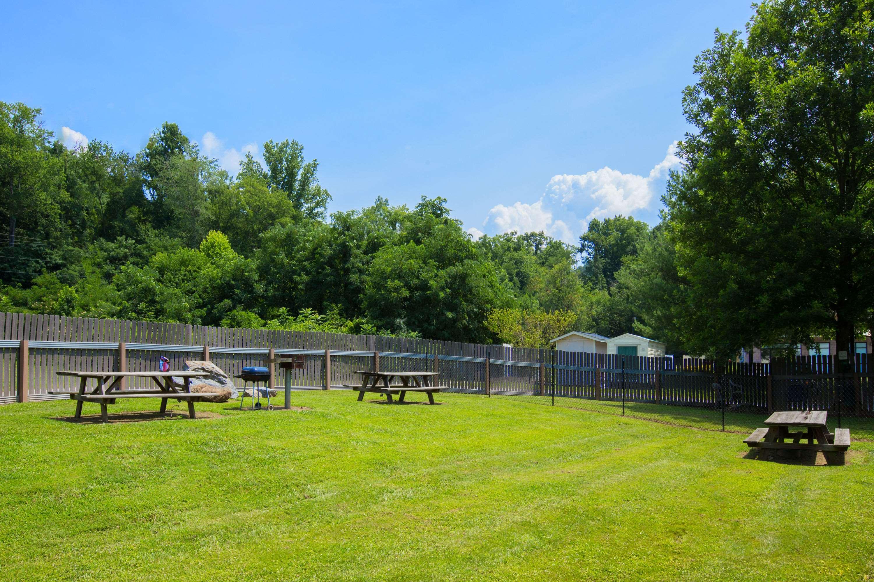 Microtel Inn & Suites by Wyndham Cherokee 23/26