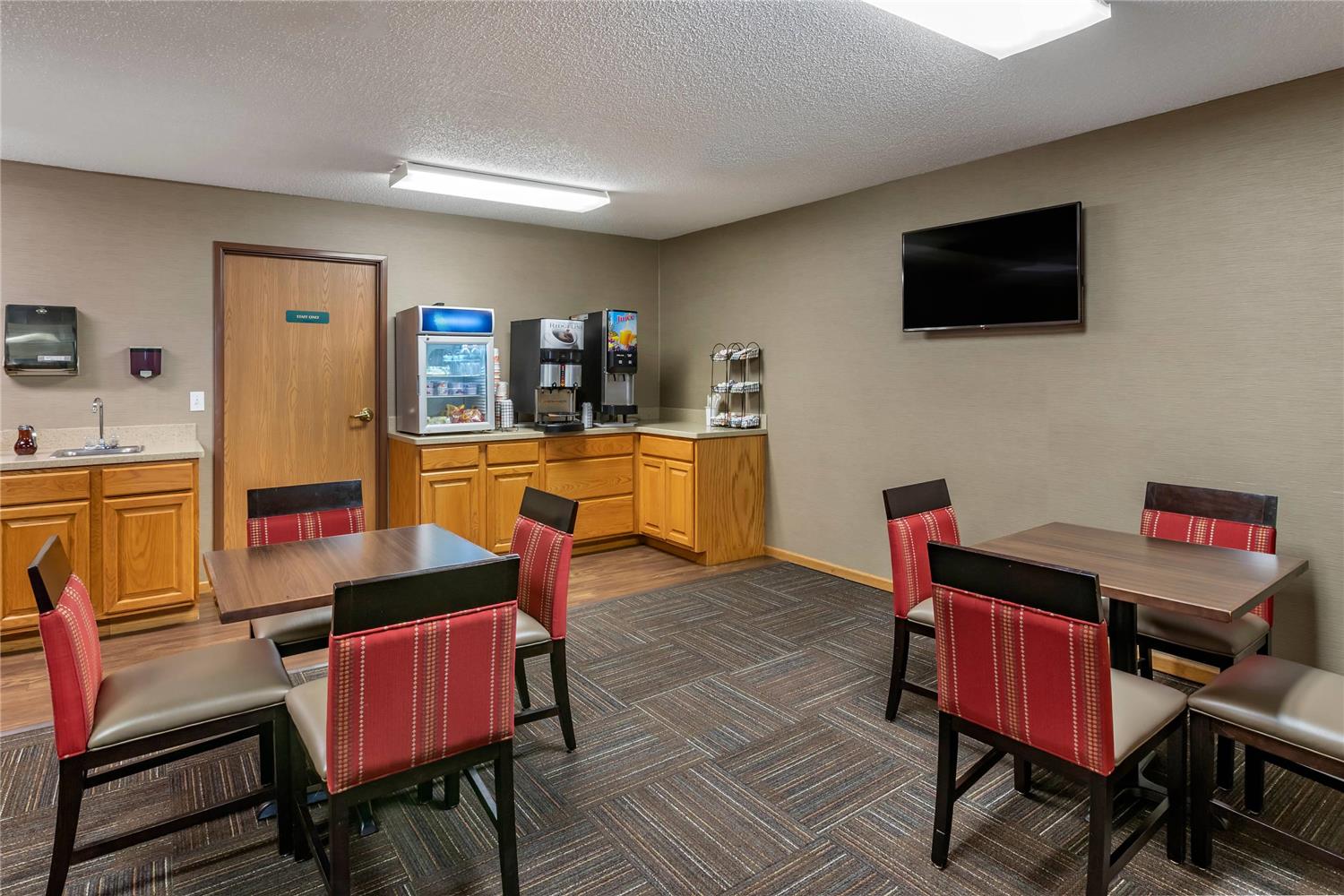 Comfort Inn Dyersville Near Field of Dreams 16/22