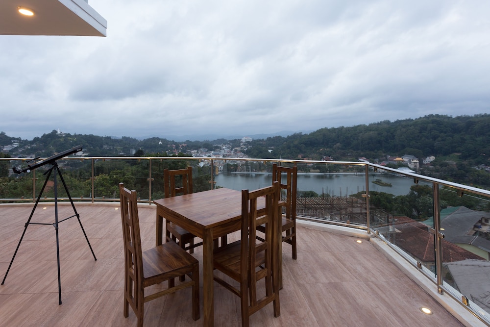 Sandriana Lake View Hotel 23/35