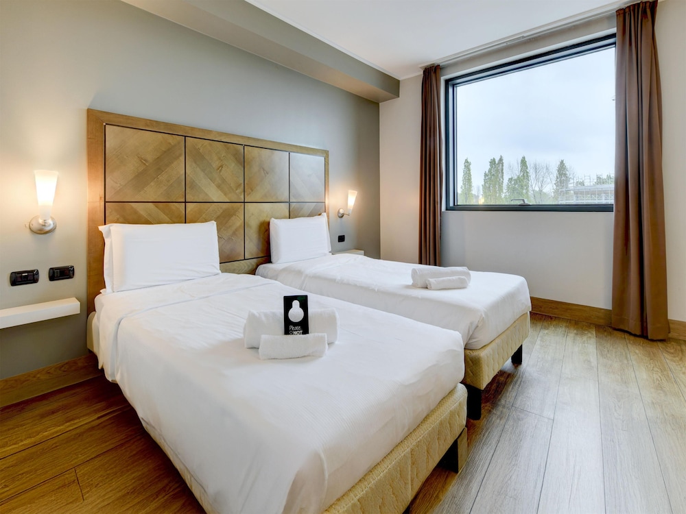 ROOM, TWIN BEDS