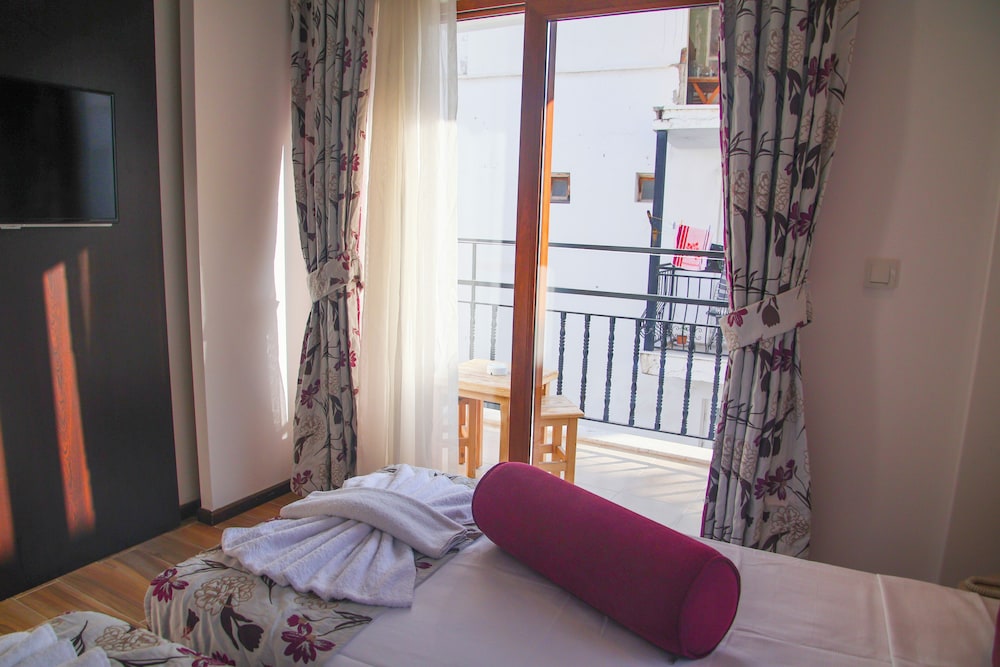 ROOM, TWIN BEDS