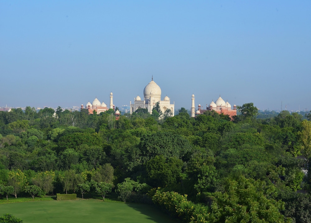 Grand Mercure Agra 43/50
