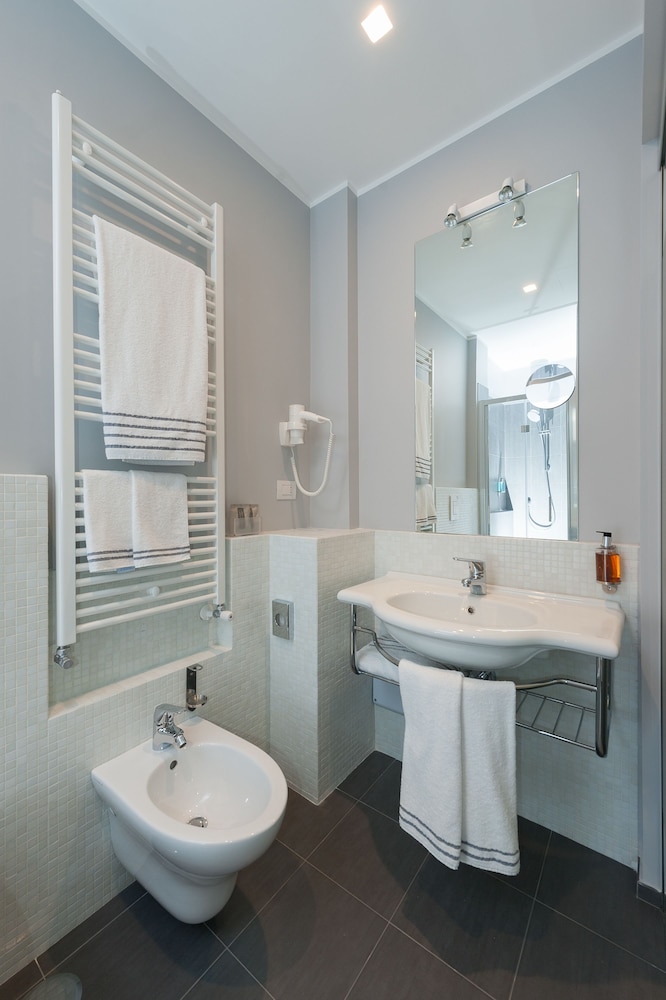 Hotel Executive Inn 22/61