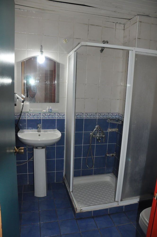 Basil's Apart Hotel 35/51