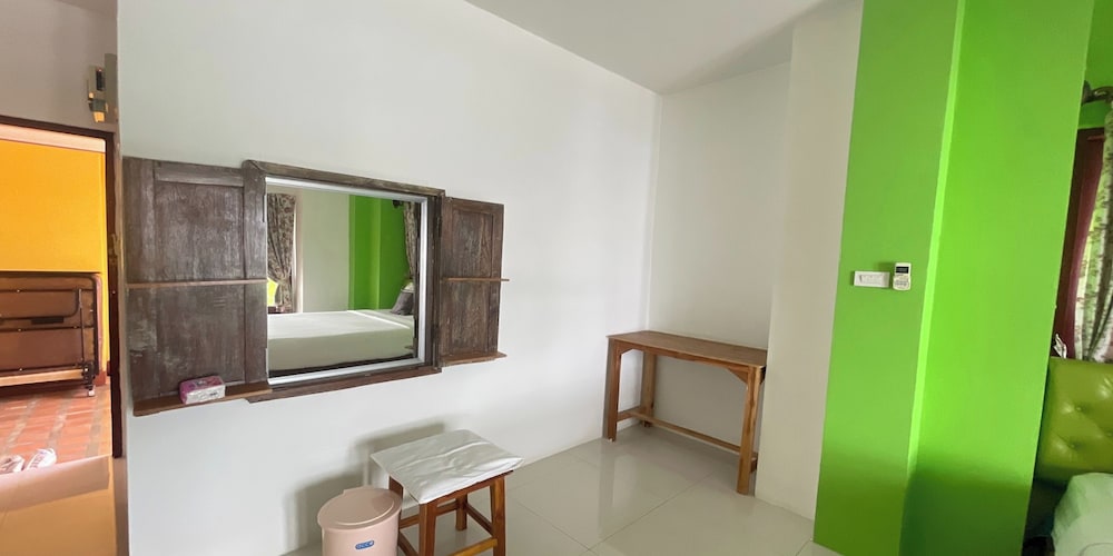 Yellow Tique Hotel 57/58