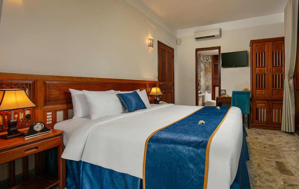 SUPERIOR, DOUBLE OR TWIN BED